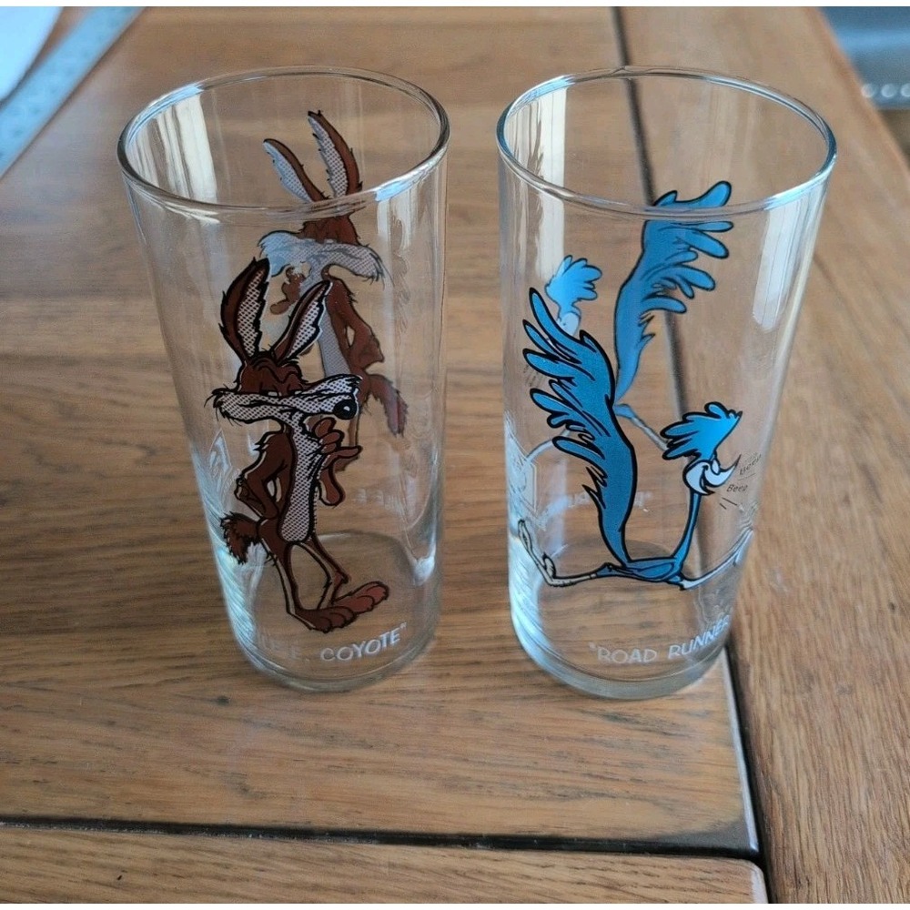 2 Vintage Looney Tunes Pepsi Collector Glasses Roadrunner And Wile E Coyote 1973
